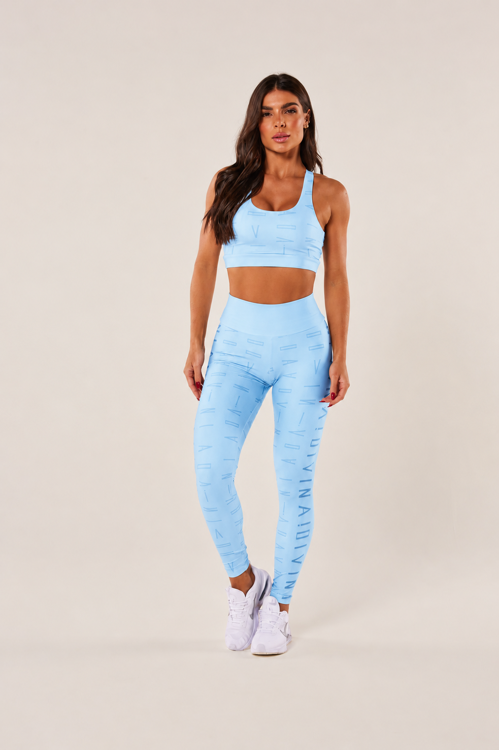 Conjunto fitness azul claro visto de frente
