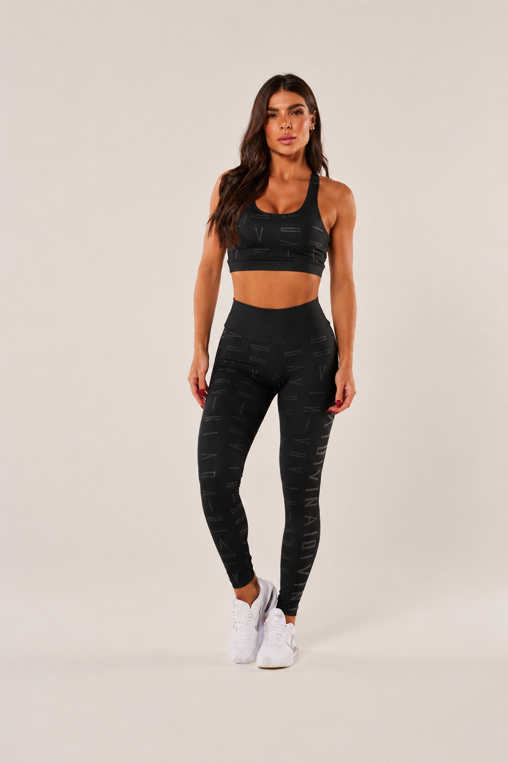 Conjunto fitness preto visto de frente